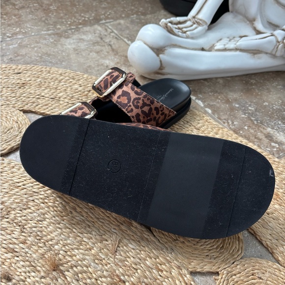 Leopard Slides
Size 8.5 - Picture 4 of 7